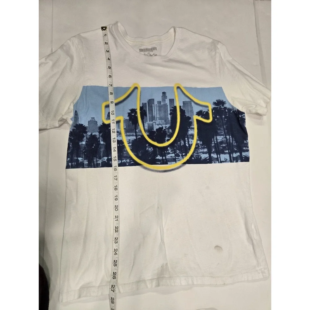 True‎ Religion Men's Medium White Graphic T-Shirt City Skyline Horseshoe Logo